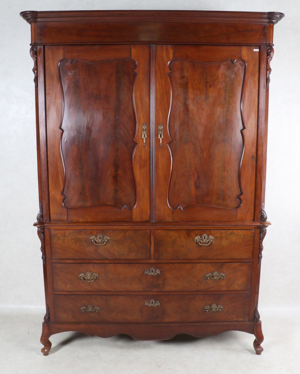 Verkocht artikelnr. 001112 Antiek Mahonie Kabinet Overgang Empire/Biedermeier.
Antiek mahoniehouten Vroeg Biedermeier Kabinet jaar 1820, in topstaat. 

Topstuk!

h 230 x 147 x d: 51cm
Keywords: Antiek Mahonie Kabinet Overgang Empire/Biedermeier