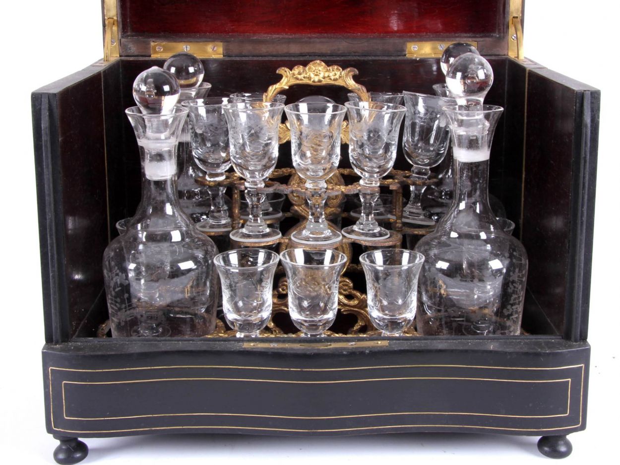 Verkocht artikelnr. 01600102 Antieke likeurkelder
Antieke likeurkelder, h.26 x b.32 x d.24 cm. met inhoud van 4 karafjes en 16 glaasjes
Keywords: Antieke likeurkelder