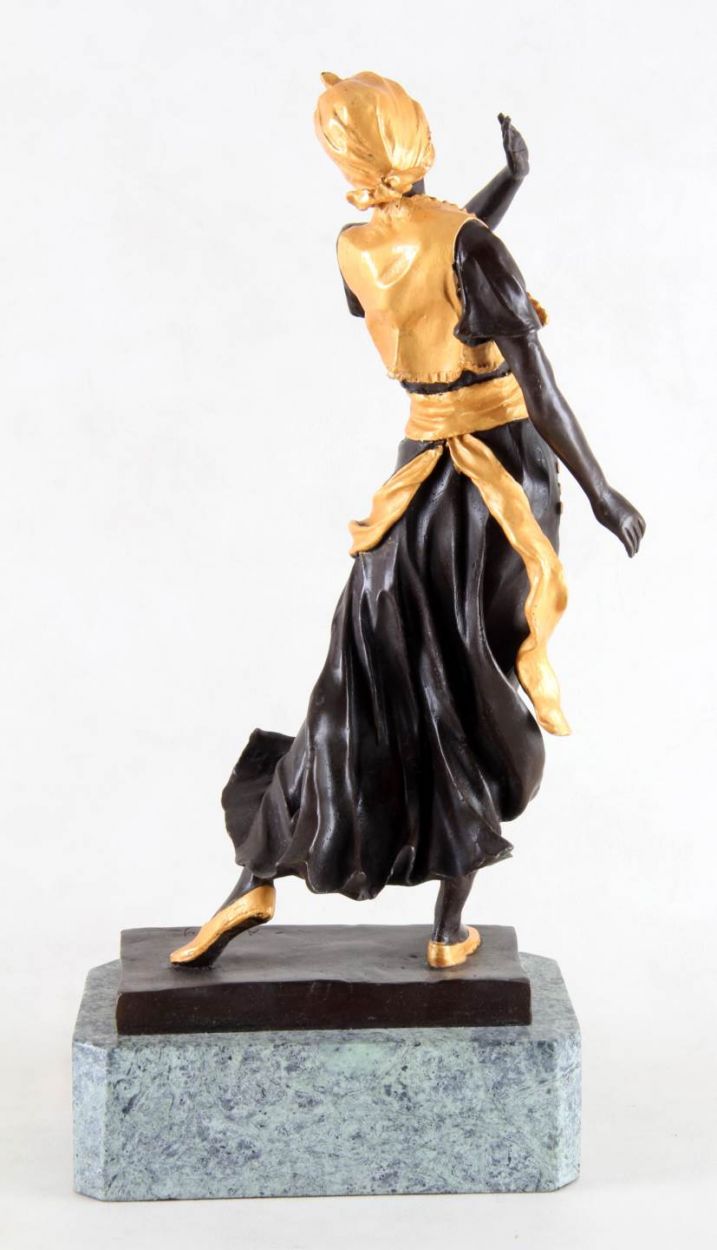Verkocht artikelnr. 001116b Oosterse Danseres gesigneerd door AFFORTUNATO GORI (1895-1925) une danseuse orientale, bronze  multiples patines, dores, mdaille, et noire
bronze  multiples patines, dores, mdaille, et noire.

Estimate: 2,500 - 3,500

Description: AFFORTUNATO GORI (1895-1925)
Sculpture chryslphantine reprsentant une danseuse orientale, bronze  multiples patines, dores, mdaille, et noire. Haute base en onyx. Signature incise "A. Gori".
Haut. 43cm - Larg. 17cm - Prof. 13cm
A chryselephantine sculpture representing a dancer, bronze with multiple patinas, onyx plinth. Incised signature.
Height 15 5/8 IN. - Width 8 1/4 IN. - Depth 5 1/8 IN.

bronze 
Keywords: artikelnr. 001116 Oosterse Danseres gesigneerd door AFFORTUNATO GORI (1895-1925) une danseuse orientale, bronze multiples patines, dores, mdaille, et noire: Bieden vanaf 2500 euro