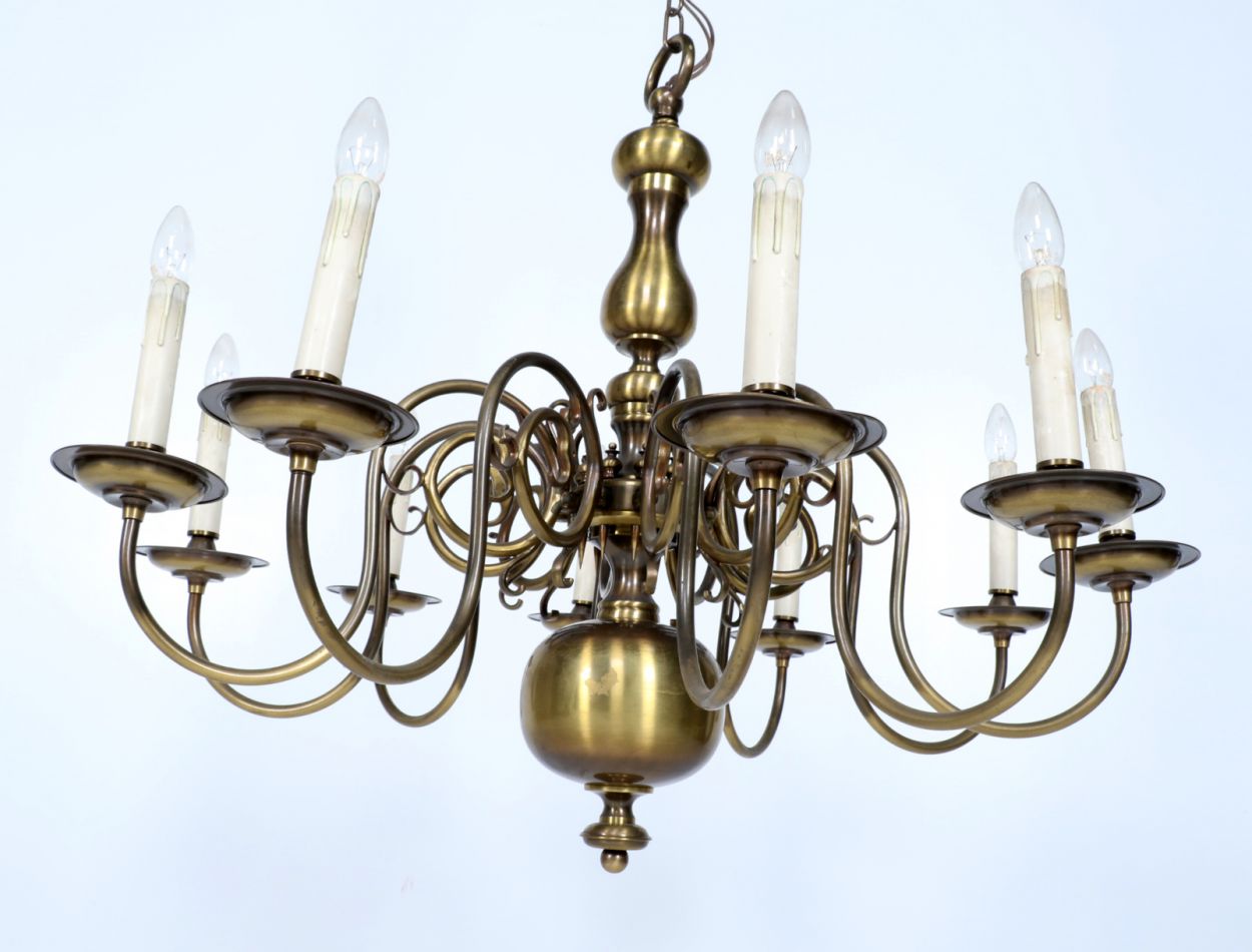 artikelnr. 1600103 Grote Koperen pennenBalkroon 10-arms, ca 1910; €349,- euro
H: 1.30m x D: 1 meter

In zeer goede staat.
Keywords: Grote Koperen pennenBalkroon 10-arms, ca 1910