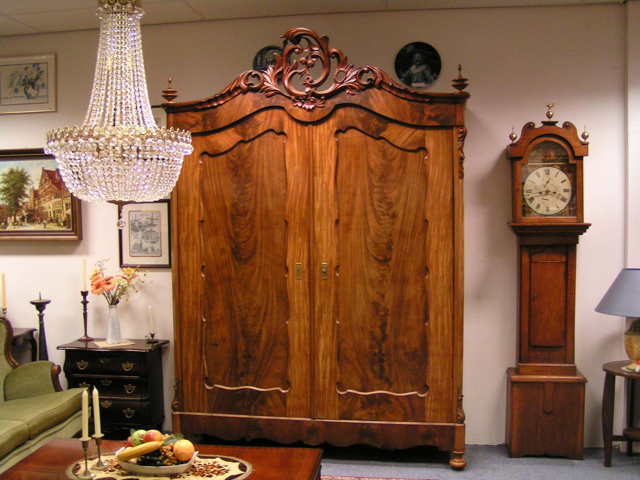 Verkocht artikelnr. 00365 Antieke mahonie Biedermeier Kuifkast 1840, altijd diverse mooie biedermeier kasten in de collectie.
in zeer goede staat

H: 2.55m
B: 1.80m
d: 45cm
Keywords: Antieke mahonie Biedermeier Kuifkast 1840