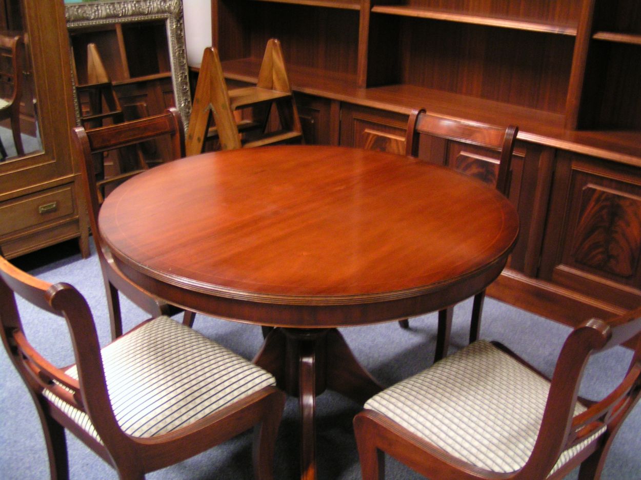 Verkocht artikelnr. 0160005 Bradley London Mahonie Eetkamertafel
Diameter: 1.07m
Hoogte: 77cm

Tussenstuk 52cm

Bradley London is de voorganger van de Heldense Exclusive Meubelen.

zie: http:www.bradleyfurniture.co.uk/index.html (sinds 1973)

Stoelen opnieuw gestoffeerd, Set verkeerd in nieuwstaat
Keywords: Bradley London Mahonie Eetkamertafel stoelen