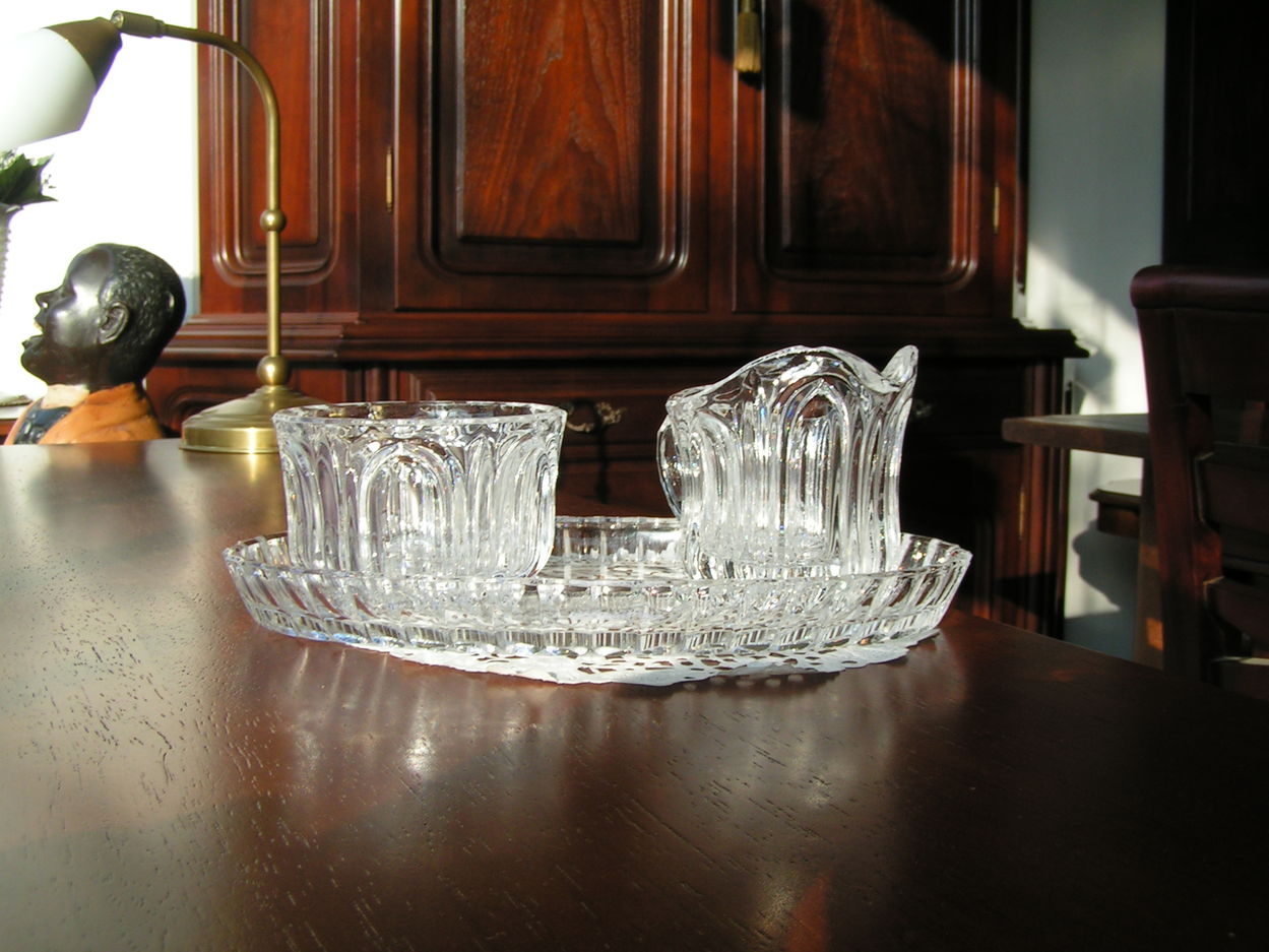 artikelnr. 00385 Kristallen servies: prijs 37.50 euro
afmetingen schaaltje: 23cm x 13cm,

met 2 kristallen kopjes

Puntgaaf
Keywords: 00385 Kristallen servies
