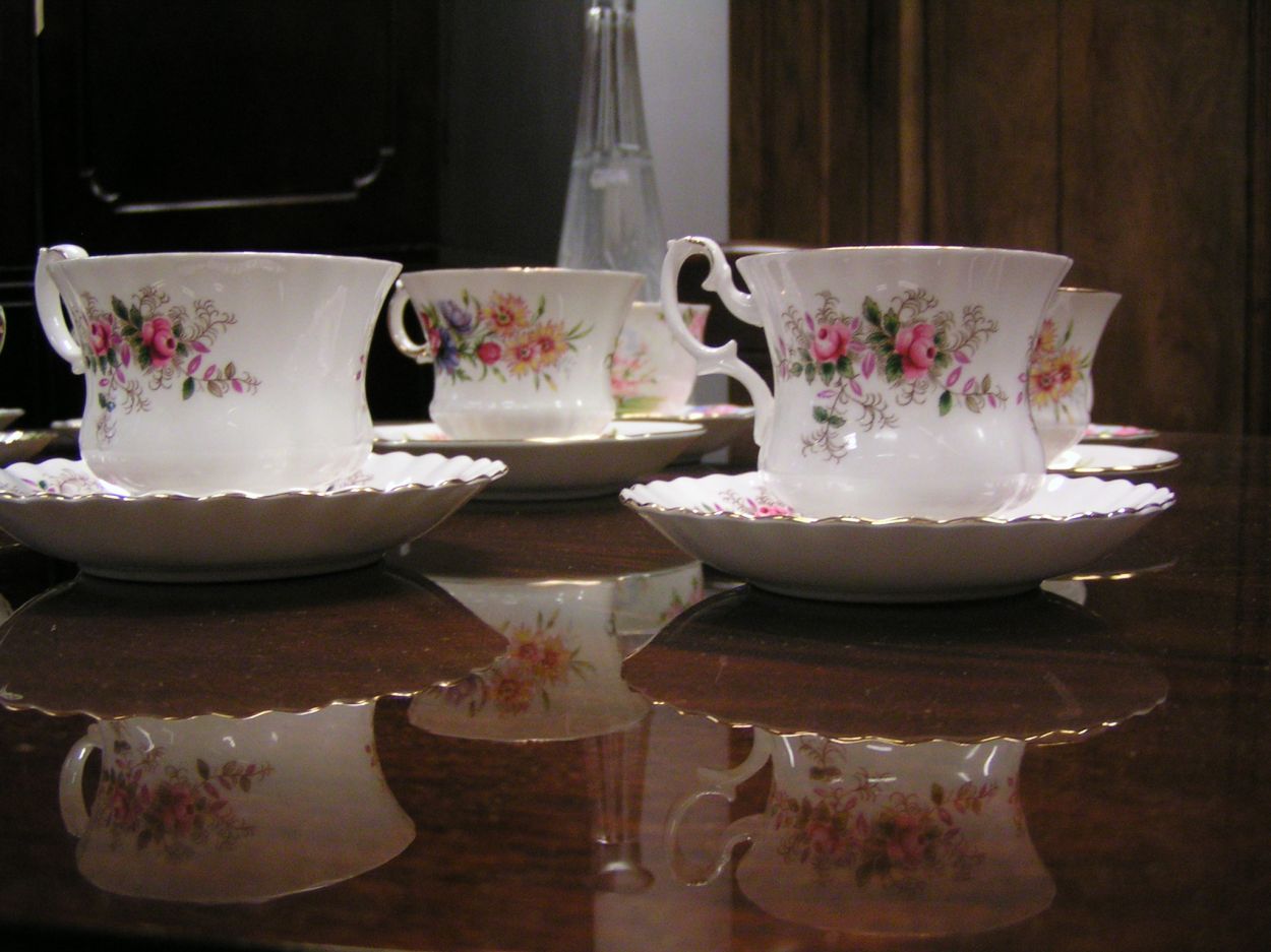 artikelnr. 00786 Royal Albert Kop en Schotels: prijs 15 euro per setje
6 setjes van mannetjes en vrouwtjes Royal Albert schotel met kopjes van porselein. Helemaal gaaf!

15 euro per setje [mannetje plus vrouwtje]
Keywords: Royal Albert Kop en Schotels