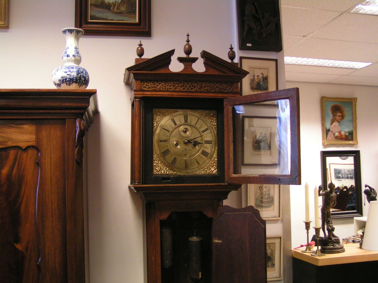 artikelnr. 0160030 Engels Staande Horloge In Massief Eiken Kast 1830 : prijs 649 euro
In zeer goede staat.

Timothy Mason, Gains Through

Met seconde- en datum aanwijzing.

Hoogte: 222cm

Recent bij klokkenmaker geweest, met garantie, papieren klokkenmaker/onderhoud/reparatie aanwezig.
Keywords: Engels Staande Horloge In Massief Eiken Kast 1850