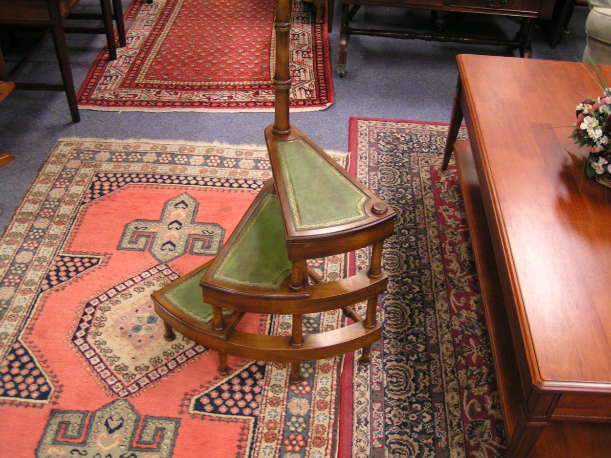 Verkocht artikelnr. 1600222 Heldense Boekenkast trapje
Groen leer intarsia ingelegd.

Mahonie Bibliotheektrap/ Boekenkast trapje , 3 treden, gedraaid, met leer ingelegd met gouden biesjes.

B: 45cm x H: 48cm

Messing knop hoogte: 1.16m

In nieuwstaat.
Keywords: Heldense Boekenkast trapje