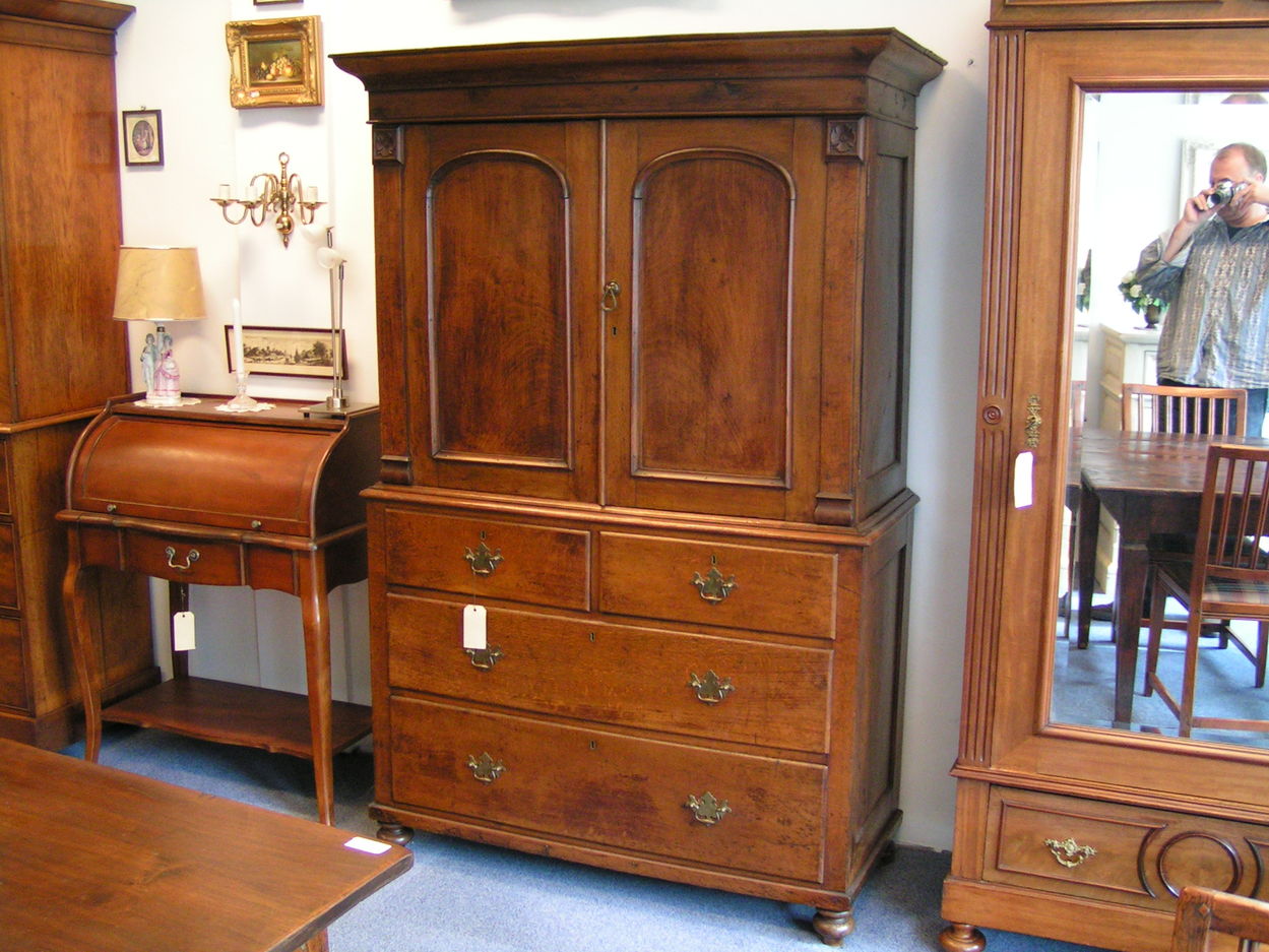 Verkocht artikelnr: 00124 Engels Boeren Mahonie-Eiken Antiek Kabinet
in zeer goede staat, jaar 1840

b: 1.20m x d: 50cm x h: 1.89m
Keywords: 1840 engels kabinet mahonie eiken