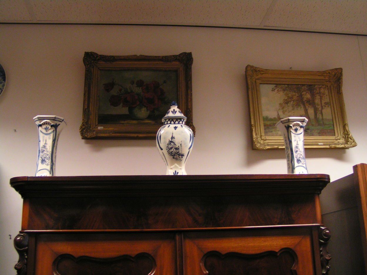 artikelnr. 00423 Kasstel met afbeelding Kerk & Huizen: prijs 99 euro
pun gaaf, rijk gedecoreerd 
Keywords: kaststel