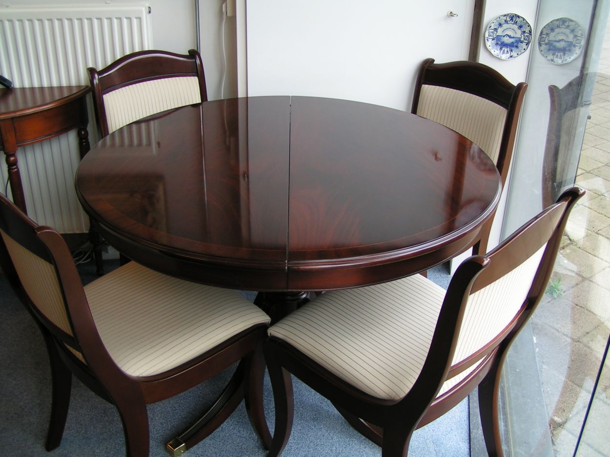 artikelnr. 001105a Heldense Exclusive Mahonie Eetkamertafel: prijs 2495 euro
Uitschuifbare ovale eetkamertafel met 1 inlegblad [45cm] uitschuifbaar, die onder het blad kunnen worden opgeborgen. Met hoogwaardige metalen synchroongeleiders met centrale borging, met intarsia ingelegde bladen

135 (45) x 96 x 76 cm

evt. met 4 Sheraton stoelen met gestoffeerde rug en verende zitting. Massief beukenhouten romp; 48 x 52 x 89

tafel kan ook los verkocht worden en/of met 4 andere Heldense stoelen in andere kleur evt.

Meerdere tafels en stoelen [setjes] in voorraad.
Keywords: Heldense Exclusive Mahonie Eetkamertafel