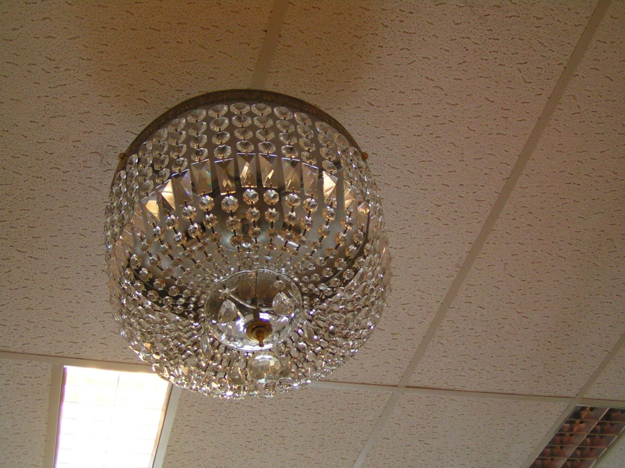 artikelnr. 016080a Kristallen Plafonaire: prijs 695 euro
Diameter: 55cm x H: 40cm

In nieuwstaat.

Met 3 fittingen.

Diverse andere exemplaren op voorraad, tevens te bestellen op maat.
Keywords: Kristallen Plafonaire