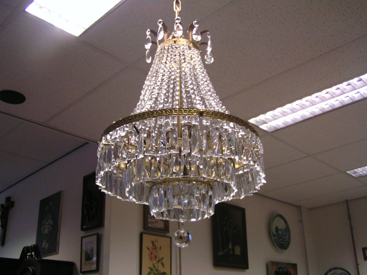 Verkocht artikelnr. 00403 Kroonluchter Kristal EMPIRE 1910
in perfecte staat!

met 4 lampen binnenin.

afmetingen: zonder ketting 70cm

doorsnede: 50cm
Keywords: Kroonluchter ; Kristal; EMPIRE 1910