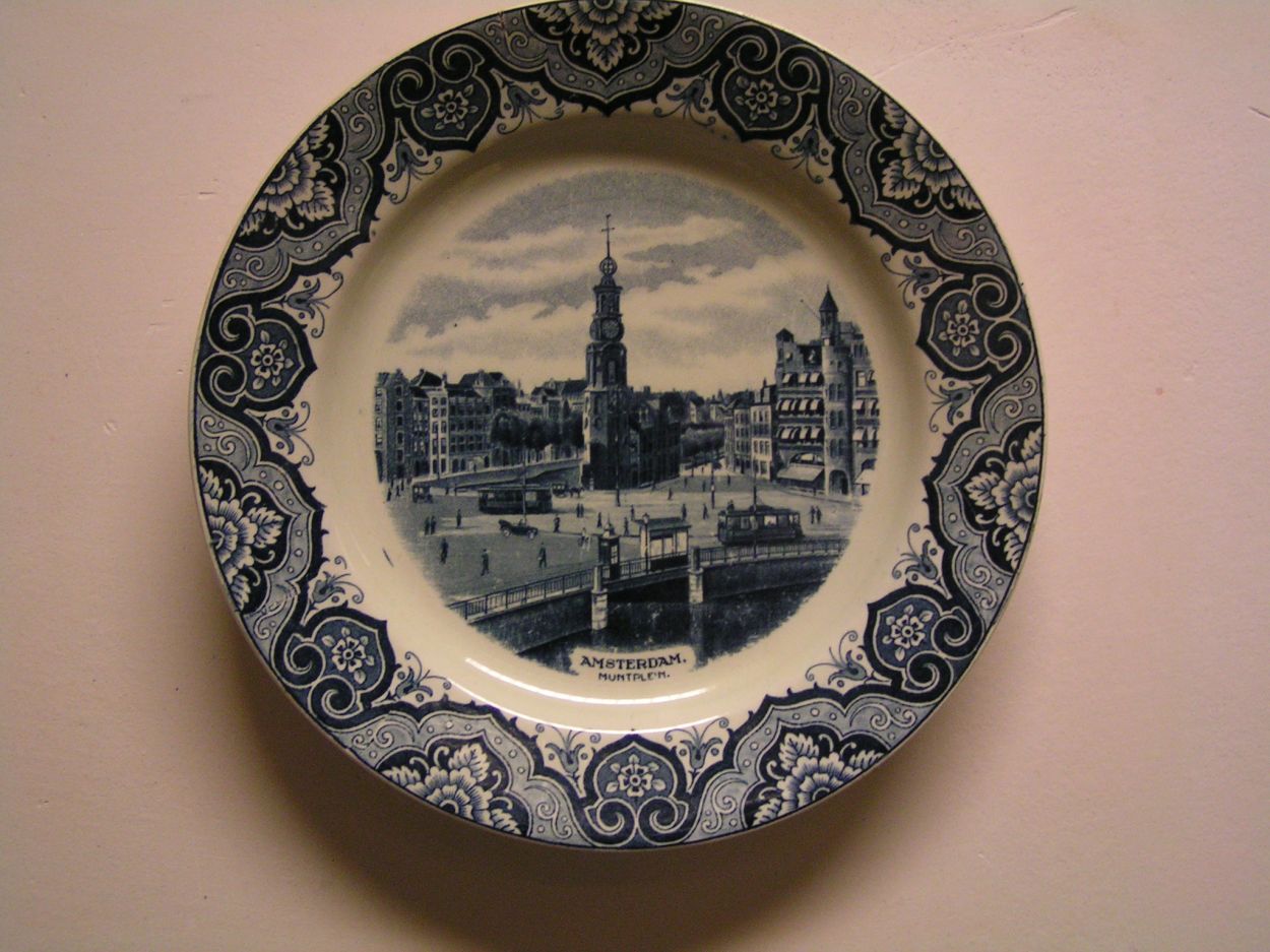 Verkocht artikelnr. 0160090 Wandbord Muntplein A'dam 1910 Porselein
Societe Ceremanique - 34

Maestricht

Made in Holland.

in perfecte staat, puntgaaf.

Moni Nederland

diameter: 23cm
Keywords: Wandbord Muntplein A&#039;dam 1910 Porselein