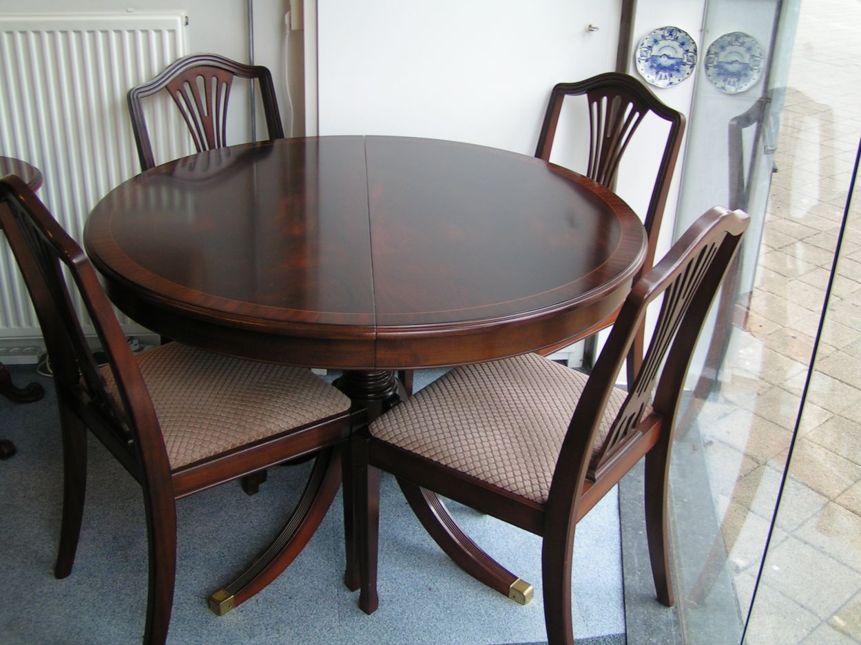 Verkocht 00160230 Heldense Exclusive Mahonie Eetkamertafel
Diameter: 1.10m x uitschuifbaar geschikt voor 6 personen.
Tussenblad: 45cm

Tafel is gloednieuw, gisteren uit de fabriek.

evt. met 4 bijpassende stoelen.
Keywords: Heldense Exclusive Mahonie Eetkamertafel