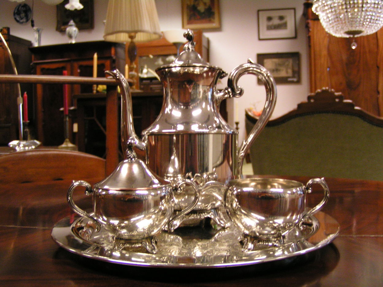 artikelnr. 00463 Verzilverd Thee Servies Wm A. Rogers 2277: prijs 175 euro
verzilverd theepot, zilver bakje melk en suiker.

Wm A. ROGERS

made in Canada

s.p. brass 

lead mts

2277  
Keywords: Verzilverd Thee Servies Wm A. Rogers 2277