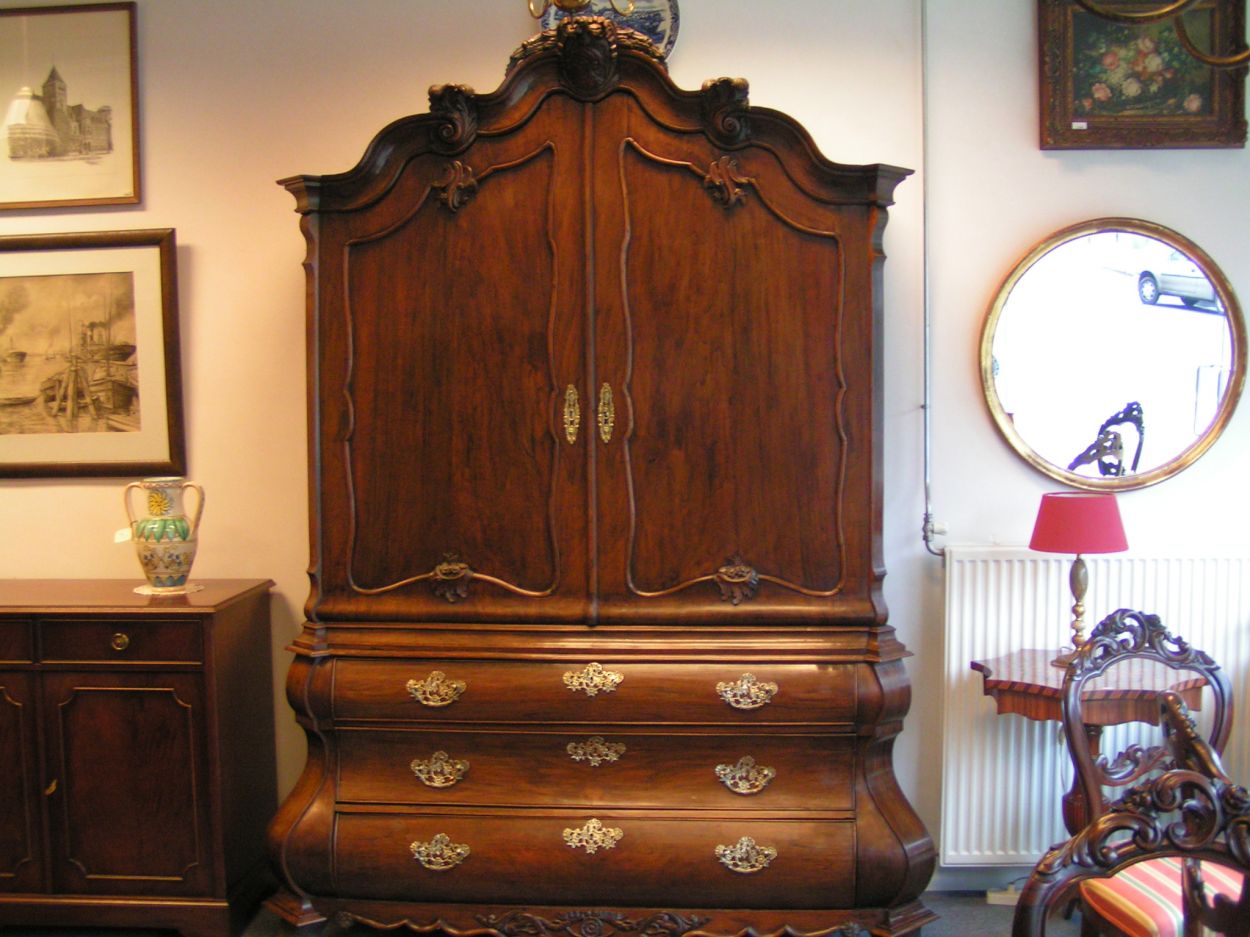 Verkocht artikelnr. 00645 Louie Seize Empire Notenhout Kabinet 1780
Louis Seize Kabinet notenhout; in topconditie. Topstuk

afmetingen: H: 2.33m x D: 65cm x B: 1.70m
Keywords: Louie Seize Empire Notenhout Kabinet 1780