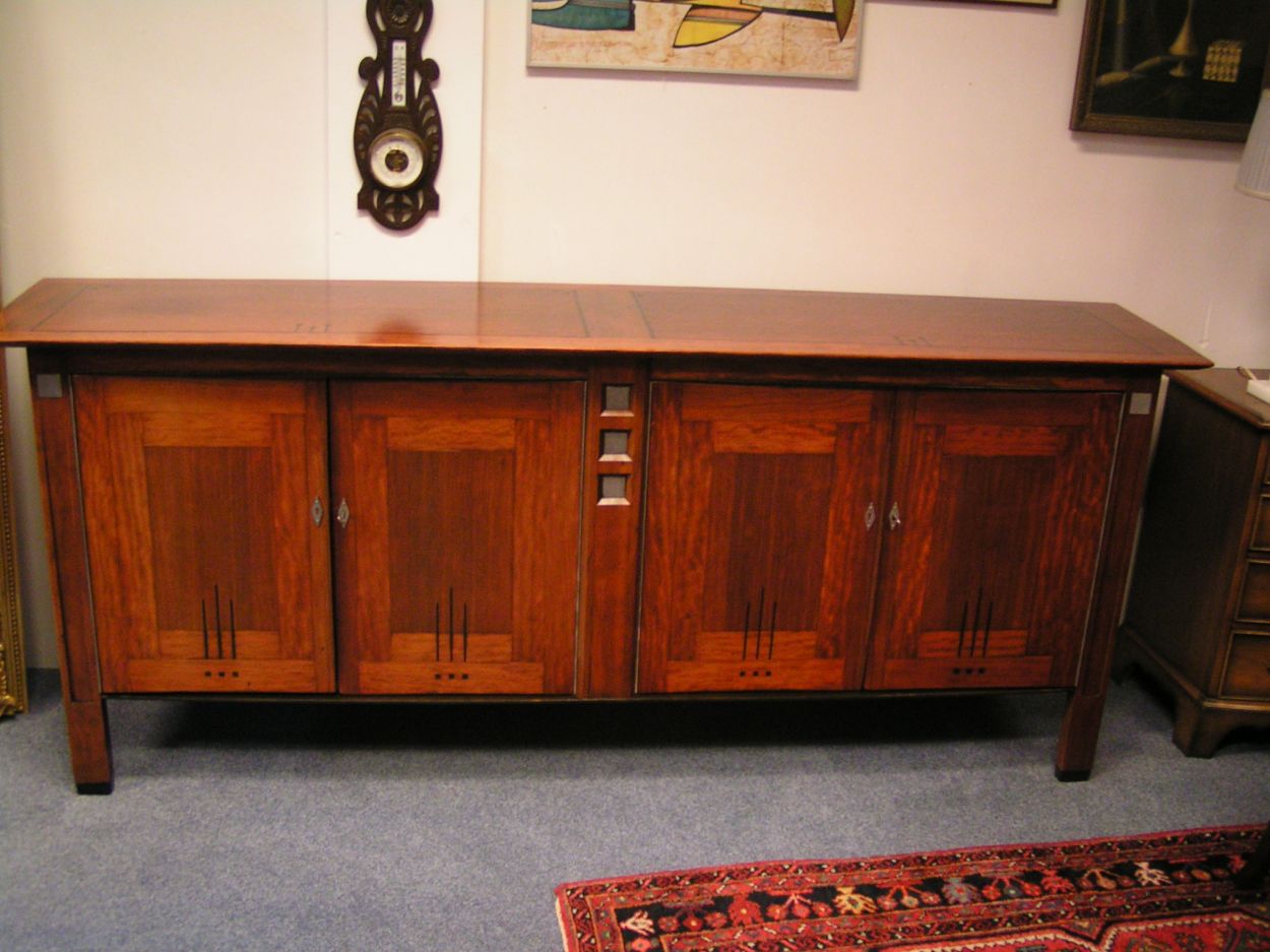 Verkocht artikelnr. 01600059 Schuitema Thompson Dressoir Art deco
Uitvoering Schuitema Thompson dressoir.
Art deco.

Serie Decoforma!

Bubingahouten dressoir is gemaakt van rosewood en heeft details van ebbenhout biezen en aluminium ornamenten, serie Decoforma en RVS.
Het dressoir heeft aan de beide zijden 2 deurtjes waarachter aan beide kanten een grote legplank.

Afmetingen van dit mooie Thompson dressoir:
Lengte 222 cm.
Diepte 52,5 cm.
Hoogte 90 cm.
Keywords: Schuitema Thompson Dressoir Art deco