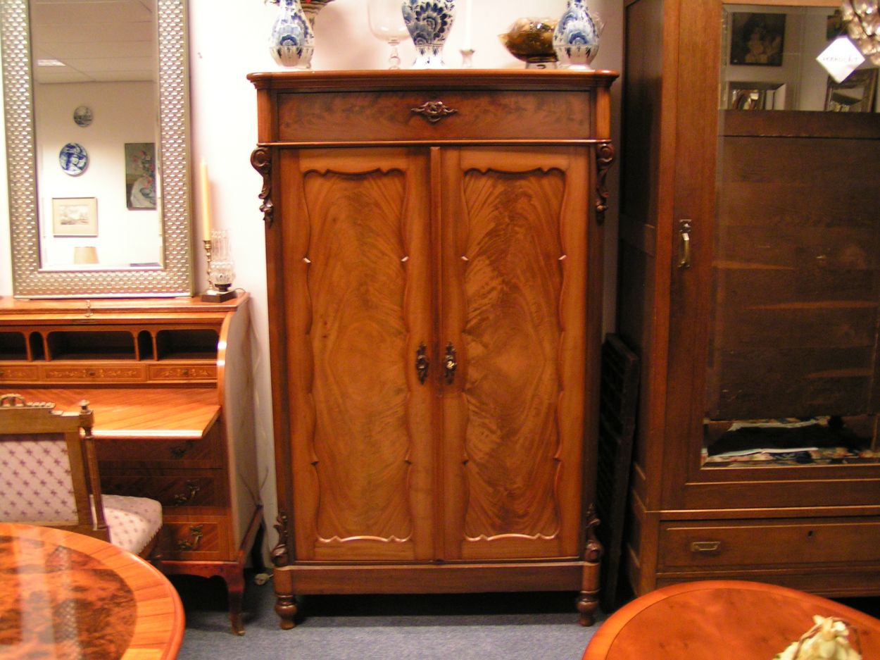Verkocht artikelnr. 0160068 Meidenkast Mahonie houten Biedermeier Linnenkast
in perfecte staat.

H: 1.65m x D: 46cm x B: 1 meter

topkast!
Keywords: Meidenkast Mahonie houten Biedermeier Linnenkast
