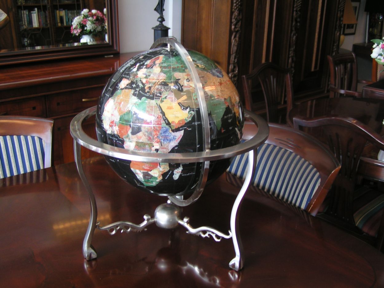 Verkocht artikelnr. 1600215: Wereldbol/Globe Lapis Lazuli Edelstenen,
Wereldbol: Lapis Lazuli
Meridianen: Goud
Boog: Zes maanden werk
Gemaakt in China

Uniek en zeer zeldzaam handgemaakt product van zeer hoge kwaliteit.
Keywords: Wereldbol/Globe Lapis Lazuli Edelstenen