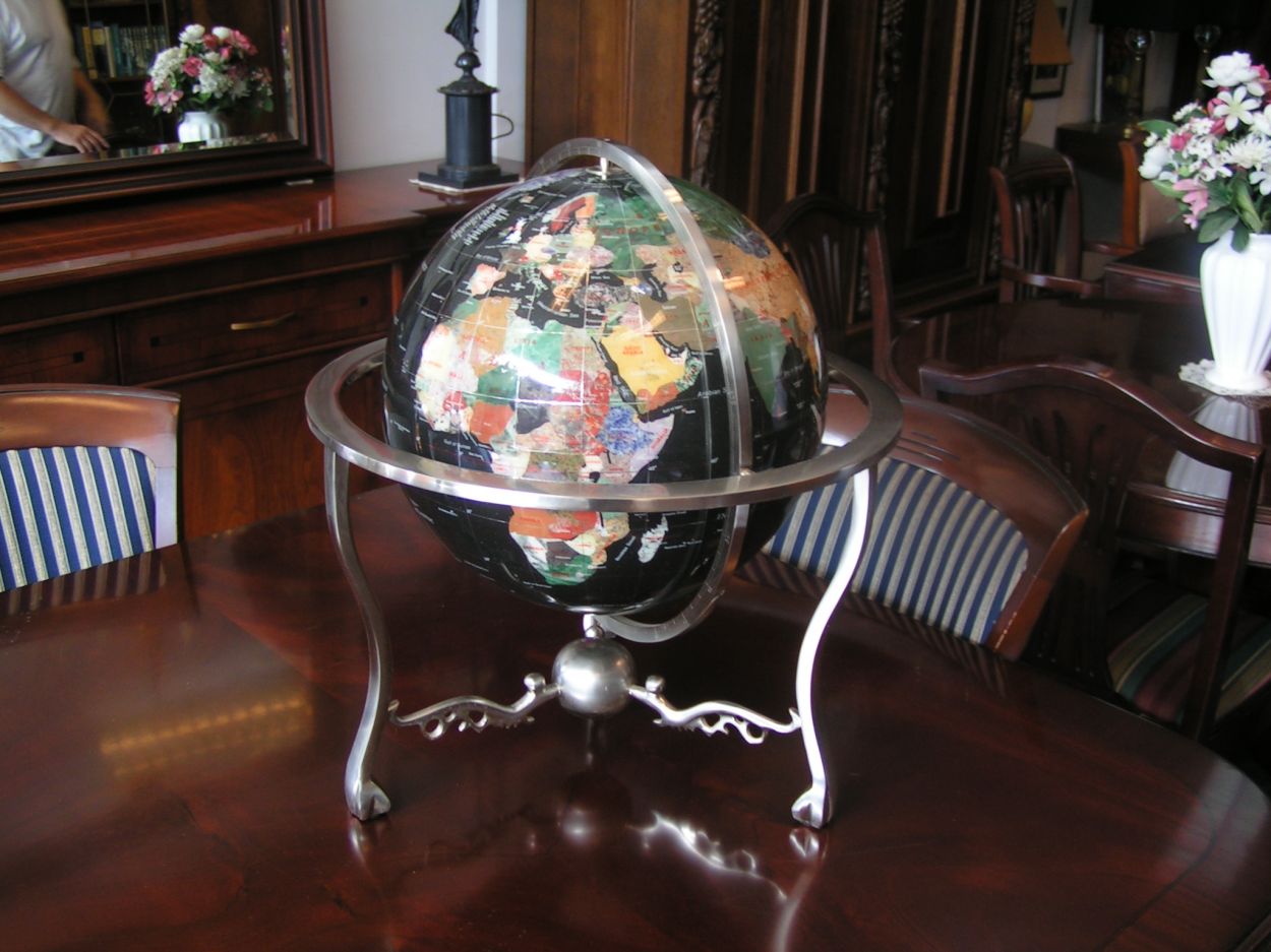Verkocht artikelnr. 1600215: Wereldbol/Globe Lapis Lazuli Edelstenen,
Wereldbol: Lapis Lazuli
Meridianen: Goud
Boog: Zes maanden werk
Gemaakt in China

Uniek en zeer zeldzaam handgemaakt product van zeer hoge kwaliteit.
Keywords: Wereldbol/Globe Lapis Lazuli Edelstenen