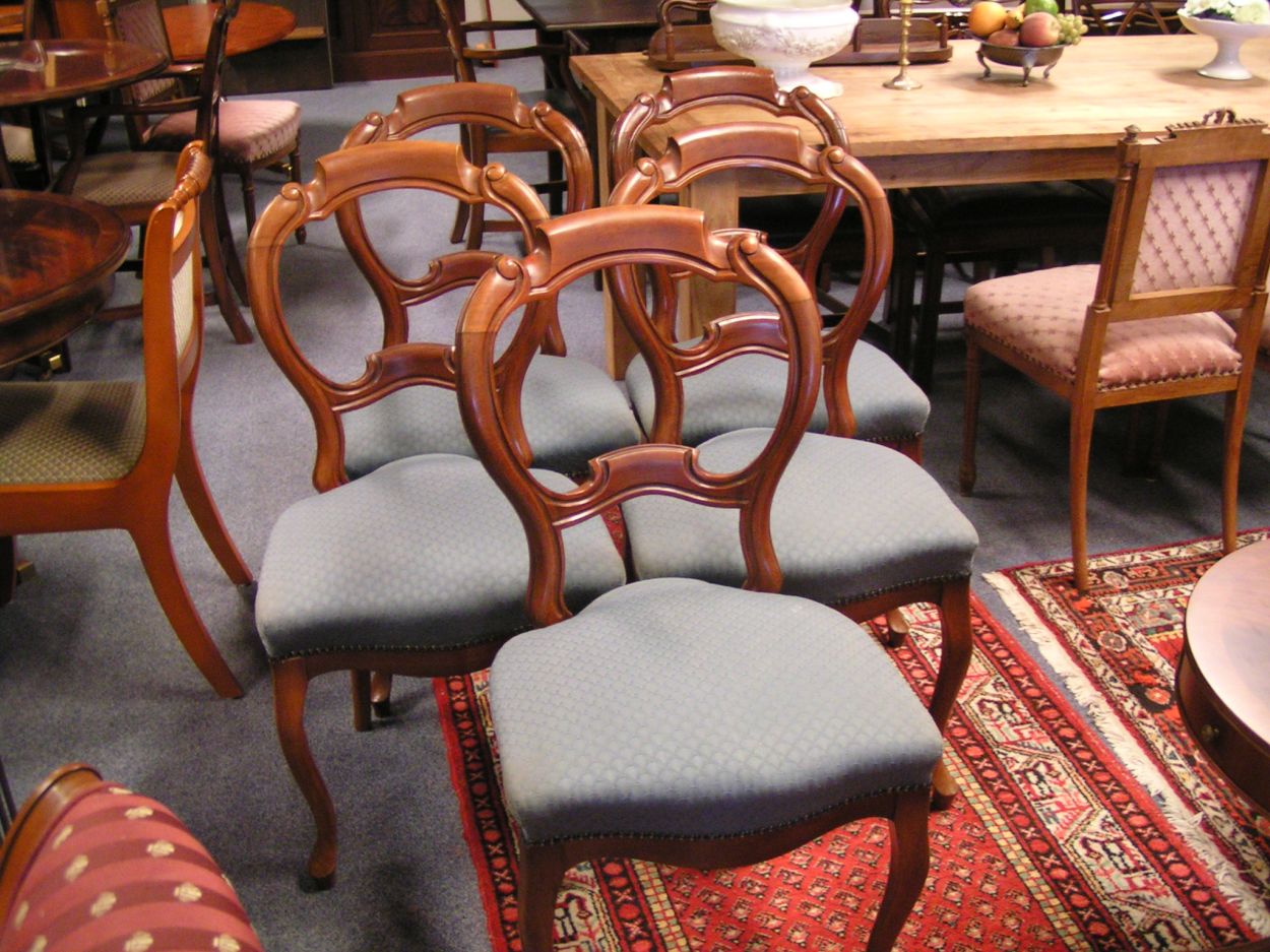 Verkocht artikelnr. 01600205 Biedermeier Mahonie Eetkamerstoelen
5 stuks, opnieuw gestoffeerd, gesingeld en gerestaureerd, in nieuwstaat.
Keywords: Biedermeier Mahonie Eetkamerstoelen