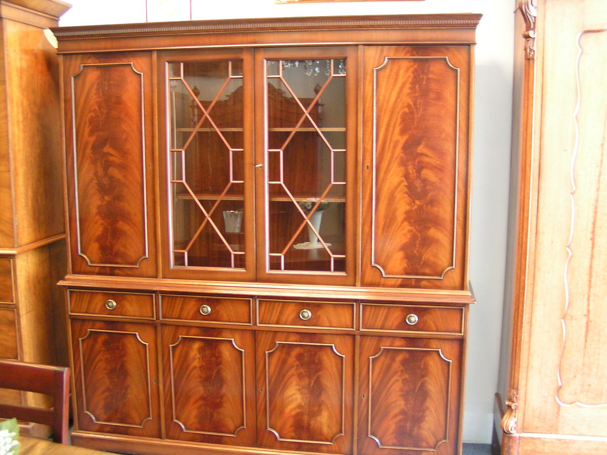 Verkocht artikelnr. 00481 Heldense Mahonie Vitrine/Boekenkast, altijd divere boekenkasten op voorraad.
H: 1.94m x B: 1.77m x D: 40 cm onderstel en 33 cm bovenstel

Bloem-Mahonie Heldense Exclusive Furniture

in nieuwstaat
Keywords: Heldense Mahonie Vitrine/Boekenkast
