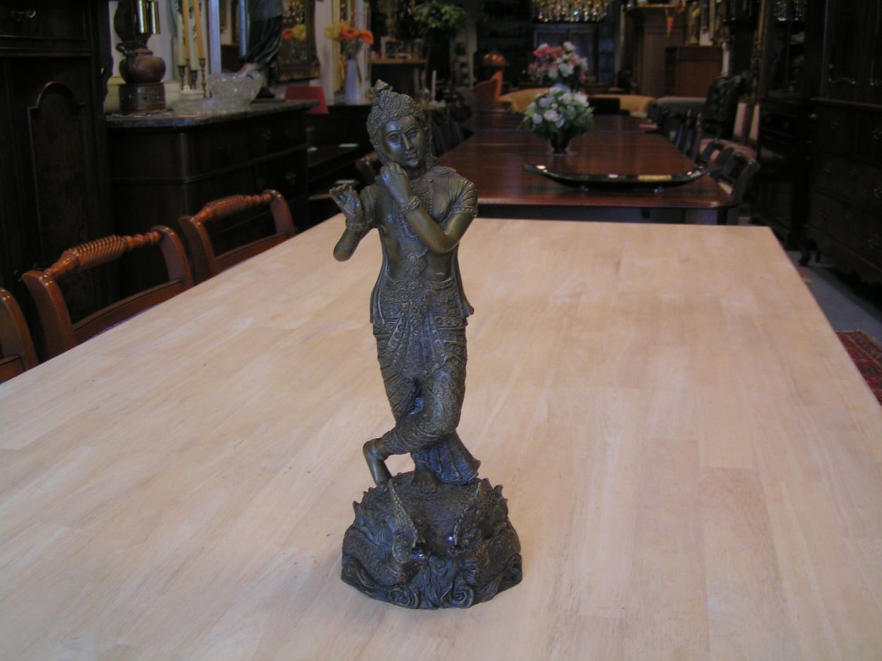 Verkocht artikelnr. 001128b Bronzen beeld Krishna India
brons: hoogte 36cm , fluit ontbreekt, verder in perfecte staat.
Keywords: Bronzen beeld Krishna India