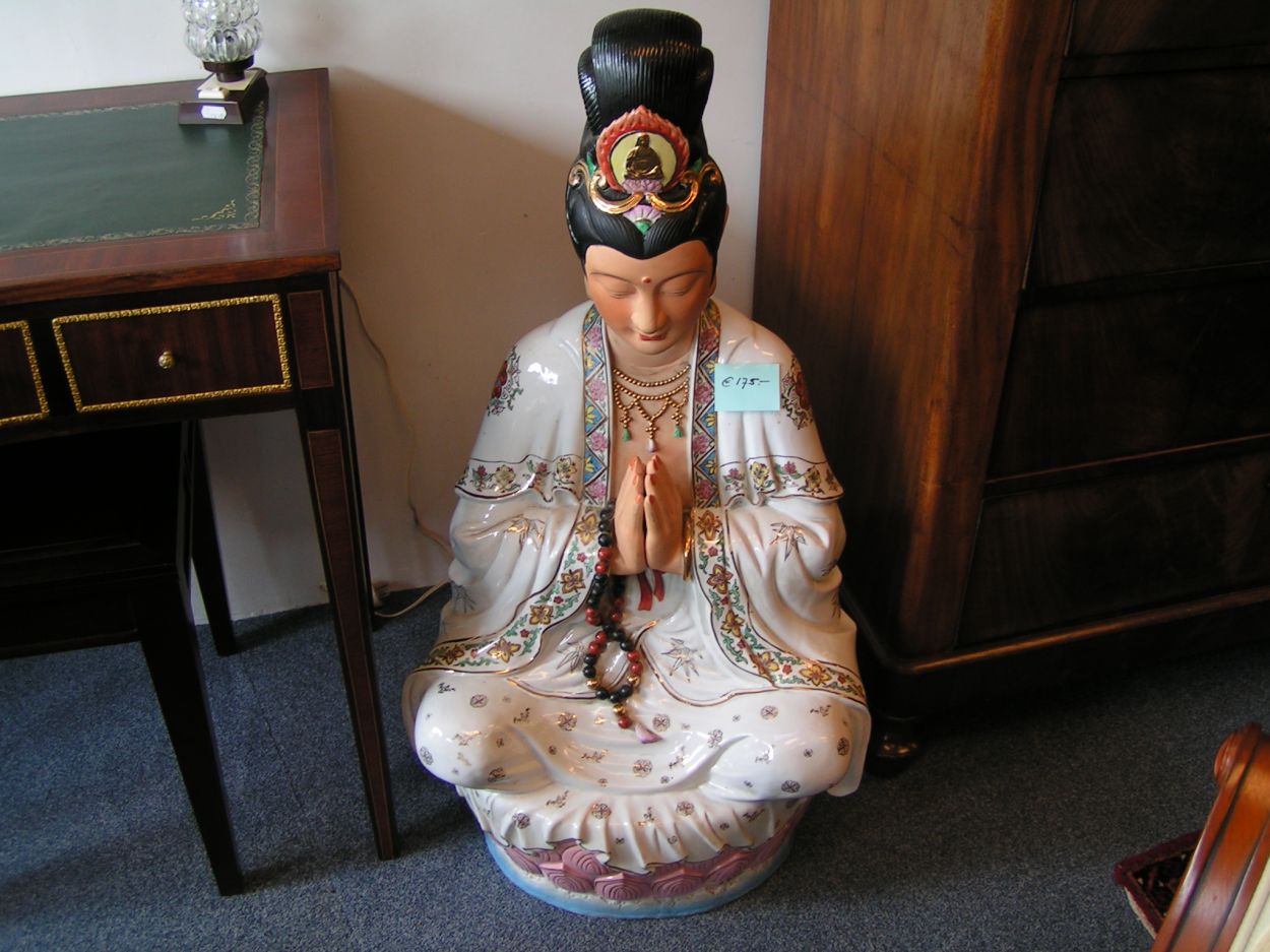 Verkocht artikelnr. 001130 Groot porseleinen beeld Kwan Yin
Groot gepolychromeerd Chinees porseleinen beeld van een biddende Kwan
Yin, hoogte 1 meter, en weegt wel wat.

Zeer mooie exemplaar, en helemaal in perfecte staat, met Oosterse Godin met mala.
Keywords: Groot porseleinen beeld Kwan Yin