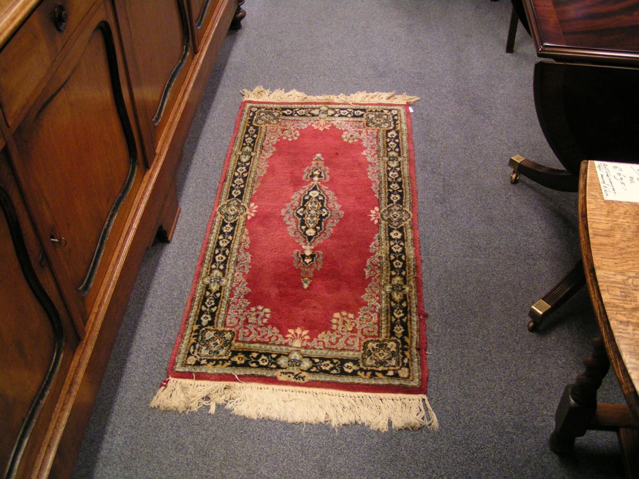 artikelnr. 00790 Perzisch Handgeknoopt Tapijten: prijs 69 euro
 1.20m x 60cm prijs 69 euro
Keywords: Perzisch Handgeknoopt Tapijten
