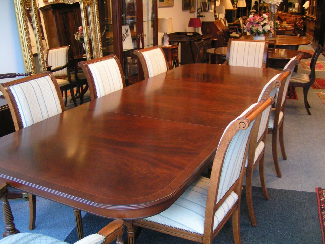  artikelnr. 01600242 Heldense Mahonie Coulissetafel, nog diverse grote tafels op voorraad, u kunt altijd even contact opnemen voor informatie.
Uitschuifbare eetkamertafel met 2 inlegbladen die onder het blad kunnen worden opgeborgen. Met hoogwaardig metalen syngroongeleiders met centrale borging.
Met intarsia inglegde bladen.

Totale lengte: 2.80m (tussenbladen 50cm per stuk)

Breed: 1.05m

In nieuwstaat.

Uniek exemplaar.


Keywords: Heldense Mahonie Coulisse tafel evt. met 8 Sheraton stoelen