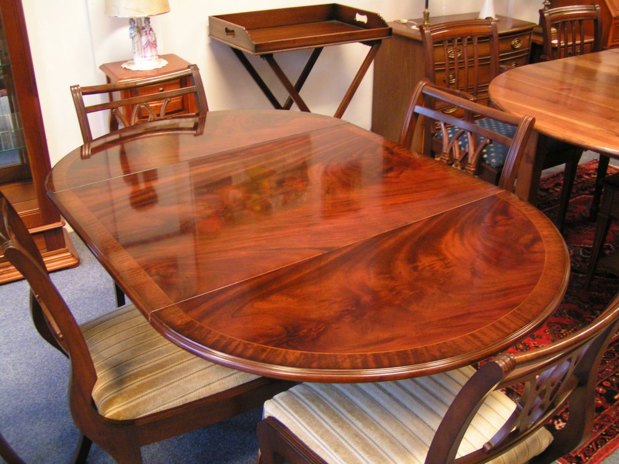 Verkocht 0160043 Heldense Exclusive Mahonie Hangoor Eetkanertafel.
in prachtstaat, met 4 heldense stoelen waarvan 2 met armleuning en 2 zonder.

Prijs tafel 1250 euro, met diverse setjes Heldense stoelen op voorraad, prijs in overleg, diverse mogelijkheden.

L:1.39m x B: 89 x H: 76cm, midden is tussenstuk hangoor=60cm

op messing wielen intarsia ingelegd
Keywords: Heldense Exclusive Mahonie Hangoor Eetkamertafel