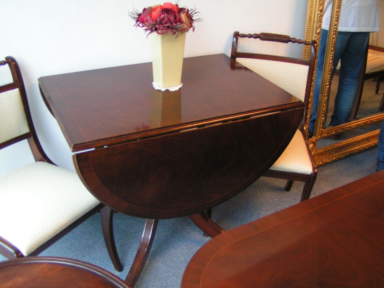Verkocht artikelnr. 0160043 Heldense Exclusive Mahonie Hangoor Eetkamertafel.
in prachtstaat, met 4 Heldense stoelen waarvan 2 met armleuning en 2 zonder armleuning, met diverse setjes Heldense stoelen op voorraad, prijs in overleg, diverse mogelijkheden.

L:1.39m x B: 89 x H: 76cm, midden is tussenstuk hangoor=60cm

op messing wielen intarsia ingelegd
Keywords: Heldense Exclusive Mahonie Hangoor Eetkamertafel