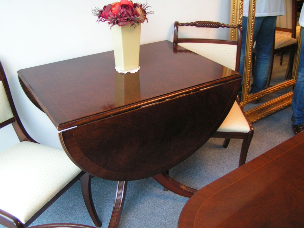 Verkocht artikelnr. 0160043 Heldense Exclusive Mahonie Hangoor Eetkamertafel.
in prachtstaat, met 4 heldense stoelen waarvan 2 met armleuning en 2 zonder, naar keuze op voorraad.













 Heldense stoelen op voorraad, prijs in overleg, diverse mogelijkheden.

L:1.39m x B: 89 x H: 76cm, midden is tussenstuk hangoor=60cm

op messing wielen intarsia ingelegd
Keywords: Heldense Exclusive Mahonie Hangoor Eetkamertafel