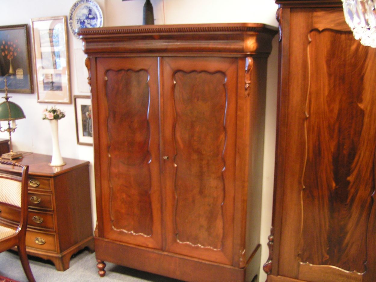 Verkocht. 1600061 Biedermeier Mahonie Kast 1840
4-deurs Dressoir

met 4 laden en 2 legplanken

180 x 45 x 85cm

In Nieuwstaat!
Keywords: Heldense Exclusive Mahonie Dressoir