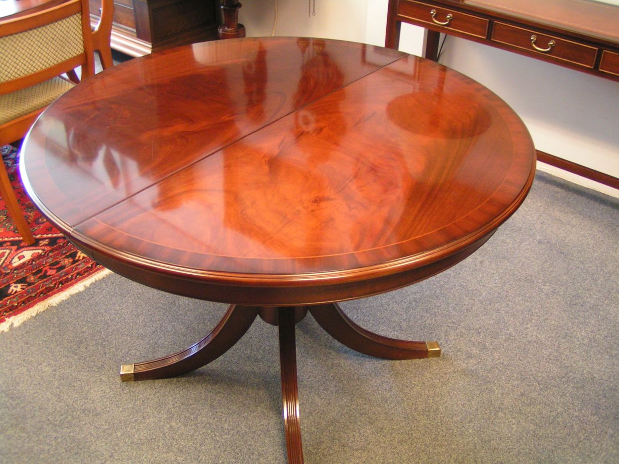 Nr 201916 Heldense Exclusive Mahonie en Taxus Eetkamertafels met stoelen.
Diameter: 1.10m x uitschuifbaar geschikt voor 6 personen.
Tussenblad: 45cm

Tafel is gloednieuw, gisteren uit de fabriek.

Intarsia ingelegd.

evt. met bijpassende stoelen eveneens gloednieuw.

Meerdere exemplaren op voorraad naar keuze.
Keywords: Heldense Exclusive Mahonie/Taxus Eetkamertafels met stoelen