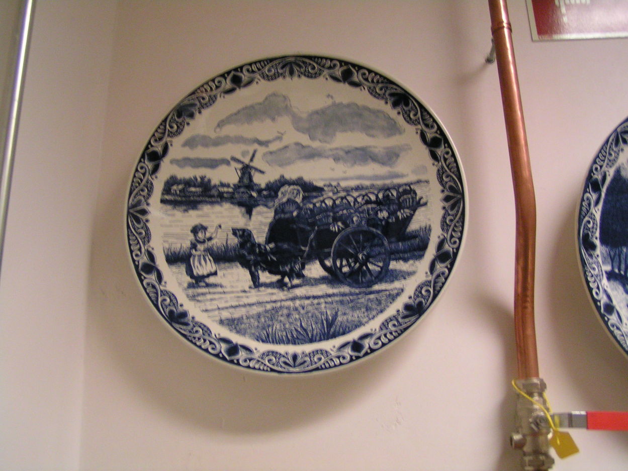 artikelnr. 00393 Wandbord 'Delfts Blauw' handgemaakt "Boerin op akker, kind en hondenkar": prijs 29.95 euro
diameter: 39cm
Keywords: Wandbord Delfsts Blauw handgemaakt "Boerin op akker, kind en hondenkar"