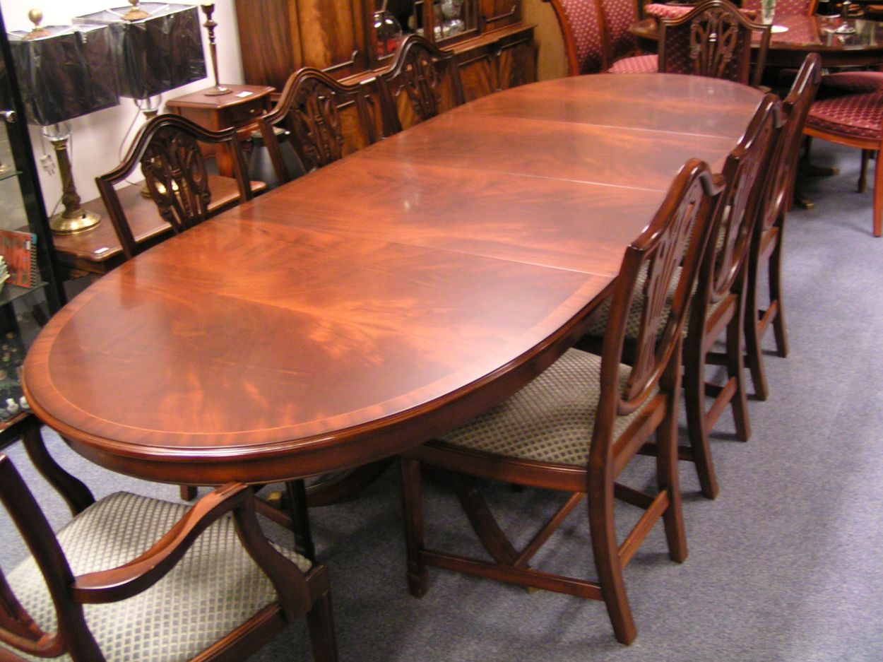  artikelnr. 00264 Heldense Exclusive Mahonie Eetkamertafel nog diversen groten tafels op voorraad.
Uitschuifbare ovale eetkamertafel met 2 inlegbladen die onder het blad kunnen worden opgeborgen. Met hoogwaardig metalen syngroongeleiders met centrale borging.
Met intarsia inglegde bladen.

Totale lengte: 2.85m (tussenbladen 50cm per stuk)

Breed: 1.05m

In nieuwstaat.

Uniek exemplaar.

stoelen zijn verkocht.

Evt. met diverse Sheraton stoelen in diverse soorten, maten, kleuren.
Keywords: Heldense Exclusive Mahonie Eetkamertafel