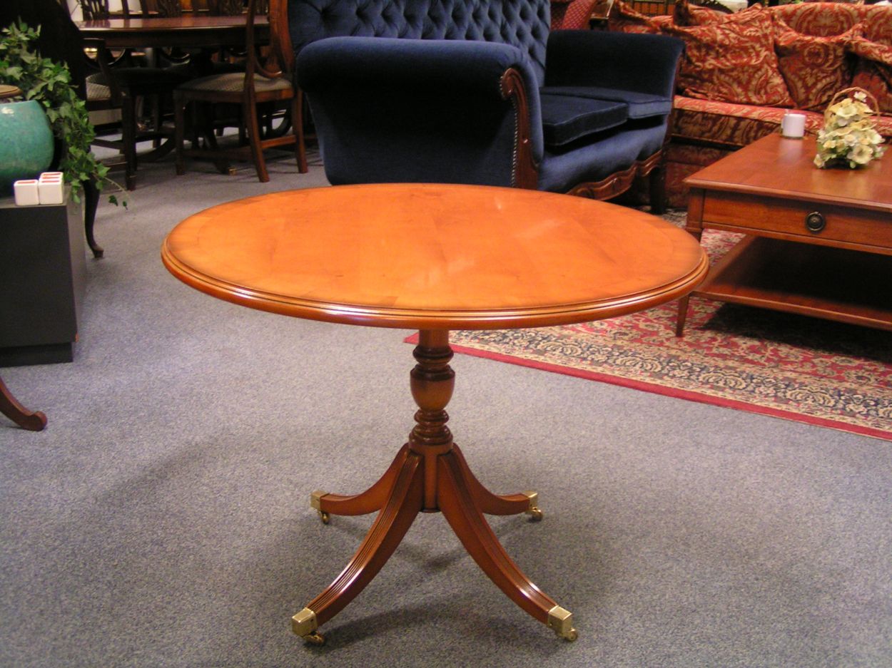 Verkocht 01600241a Heldense Taxus bijzettafeltje
op messingwielen intarsia ingelegd.

75cm diameter x 56 hoog.
Keywords: Heldense Taxus bijzettafeltje