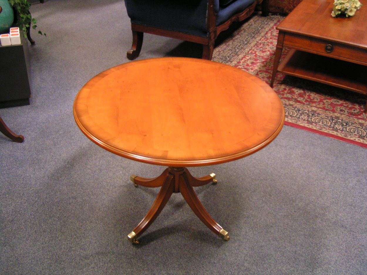 Verkocht 01600241a Heldense Taxus bijzettafeltje
op messingwielen intarsia ingelegd.

75cm diameter x 56 hoog.
Keywords: Heldense Taxus bijzettafeltje