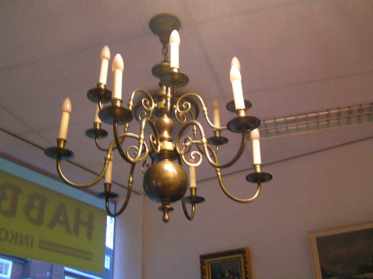 Verkocht artikelnr. 00368 Dubbele kaarskroon
messing, 12 lampen, 80cm doorsnede, zonder ketting 70cm
Keywords: Dubbele kaarskroon