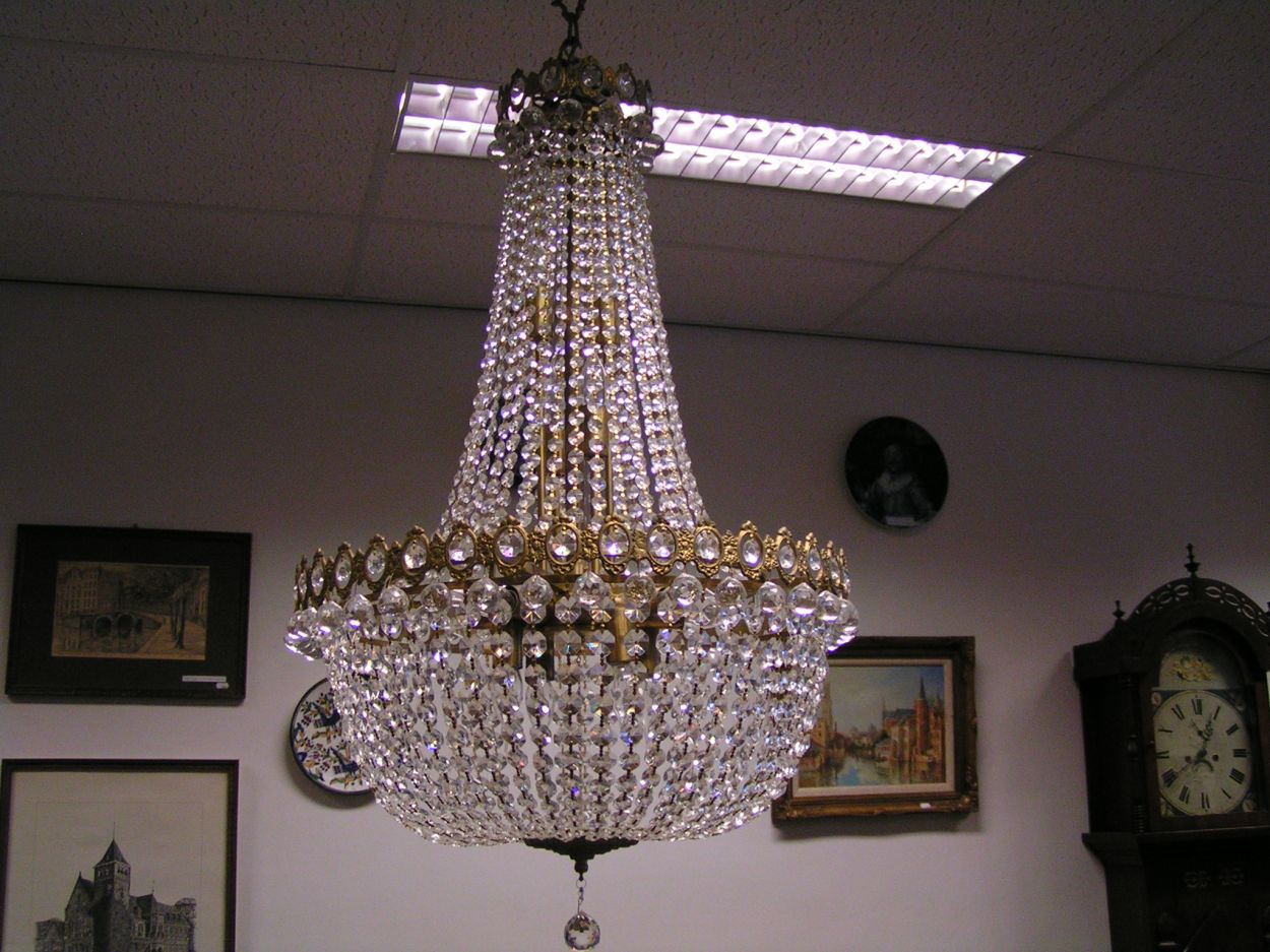 Verkocht artikelnr. 00225a Kristallen Zakkroonluchter
1 meter hoog zonder ketting, 70 cm doorsnede rondom.
met 16 lampen, pracht - en uniek exemplaar
Keywords: 00225a; Kristallen Zakkroonluchter;