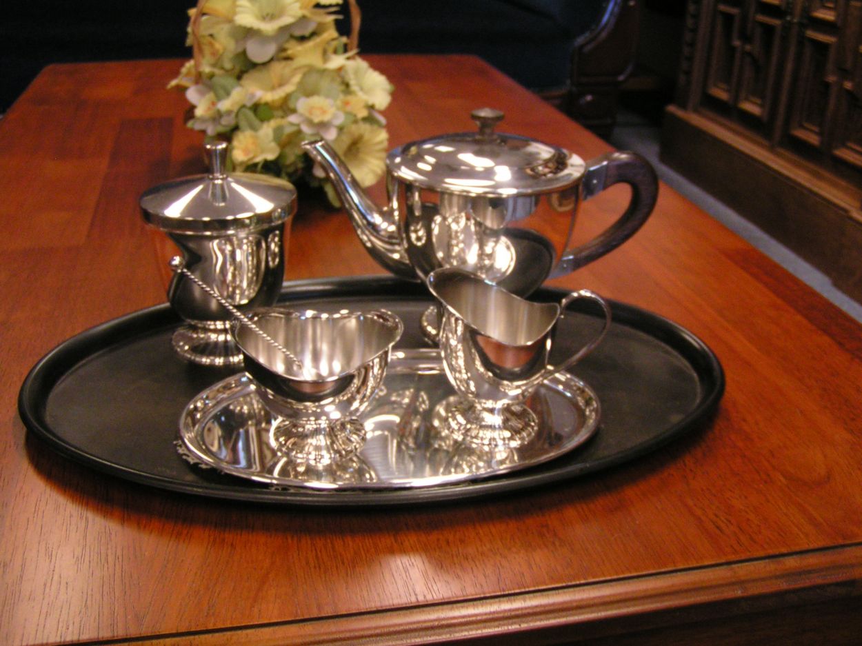artikelnr. 0160074 Douwe Egberts Koffie/thee servies: Bieden
Compleet met melk en suiker kannetje, 5 delig.

Verzilverd 90
Keywords: Douwe Egberts Koffie/thee servies: