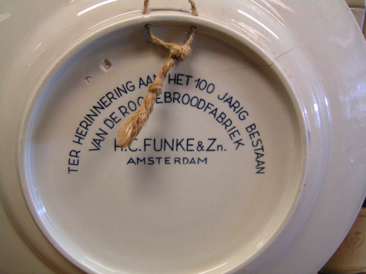 artikelnr. 0160079 Porselein/Aardewerk Wandbord Peters Ragout: 20 euro
Porselein/Aardewerk Wandbord Peters Ragout

de Rogge Oost

Ter herinnering aan het 100 jarig bestaan van de Roggebroodfabriek.

H. C. Funke & Zn.
Amsterdam.

1834 - 1934
Keywords:  Porselein/Aardewerk Wandbord Peters Ragout