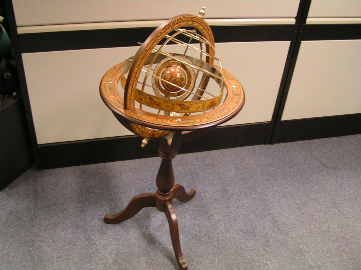 Verkocht artikelnr. 0160099 Klassieke Draaiende Globe/Zodiak
In zeer goede staat.

Astronomische Weergave, Model van het Melkwegstelsel met de draaiende schijven van de tekens van de Dierenriem/Zodiak. Schoolmodel, in zeer goede staat, uniek exemplaar!

Hoogte: 96cm x Diameter: 45cm
Keywords: Klassieke Draaiende Globe/Zodiak