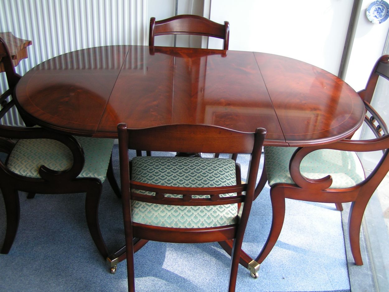 Verkocht artikelnr. 00684 Heldense Exclusive Mahonie Hangoor Eetkamertafel.
in prachtstaat, met 4 heldense stoelen waarvan 2 met armleuning en 2 zonder.
 met diverse setjes Heldense stoelen op voorraad, prijs in overleg, diverse mogelijkheden.

L:1.39m x B: 89 x H: 76cm, midden is tussenstuk hangoor=60cm

*Nog 1 exemplaar in Taxus met 4 bijpassende stoelen te koop.
Keywords: Heldense Exclusive Mahonie Hangoor Eetkamertafel