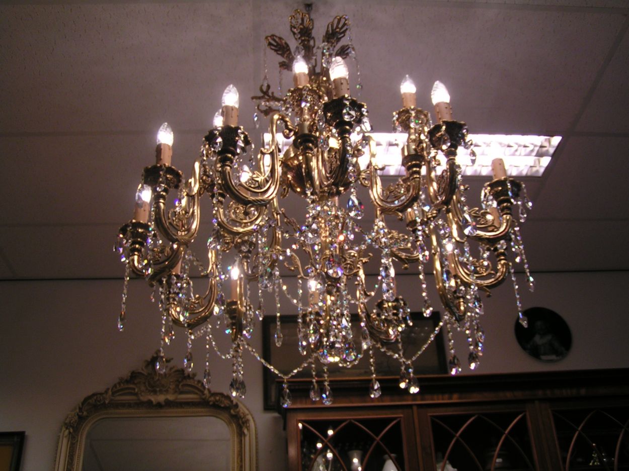 Verkocht artikelnr. 00851c Kroonluchter Kristal Verguld Koperen 18-lichts
1.95m diameter

zonder ketting 1 meter

In topconditie

Topstuk!
Keywords: Kroonluchter Kristal Verguld Koperen 18-lichts