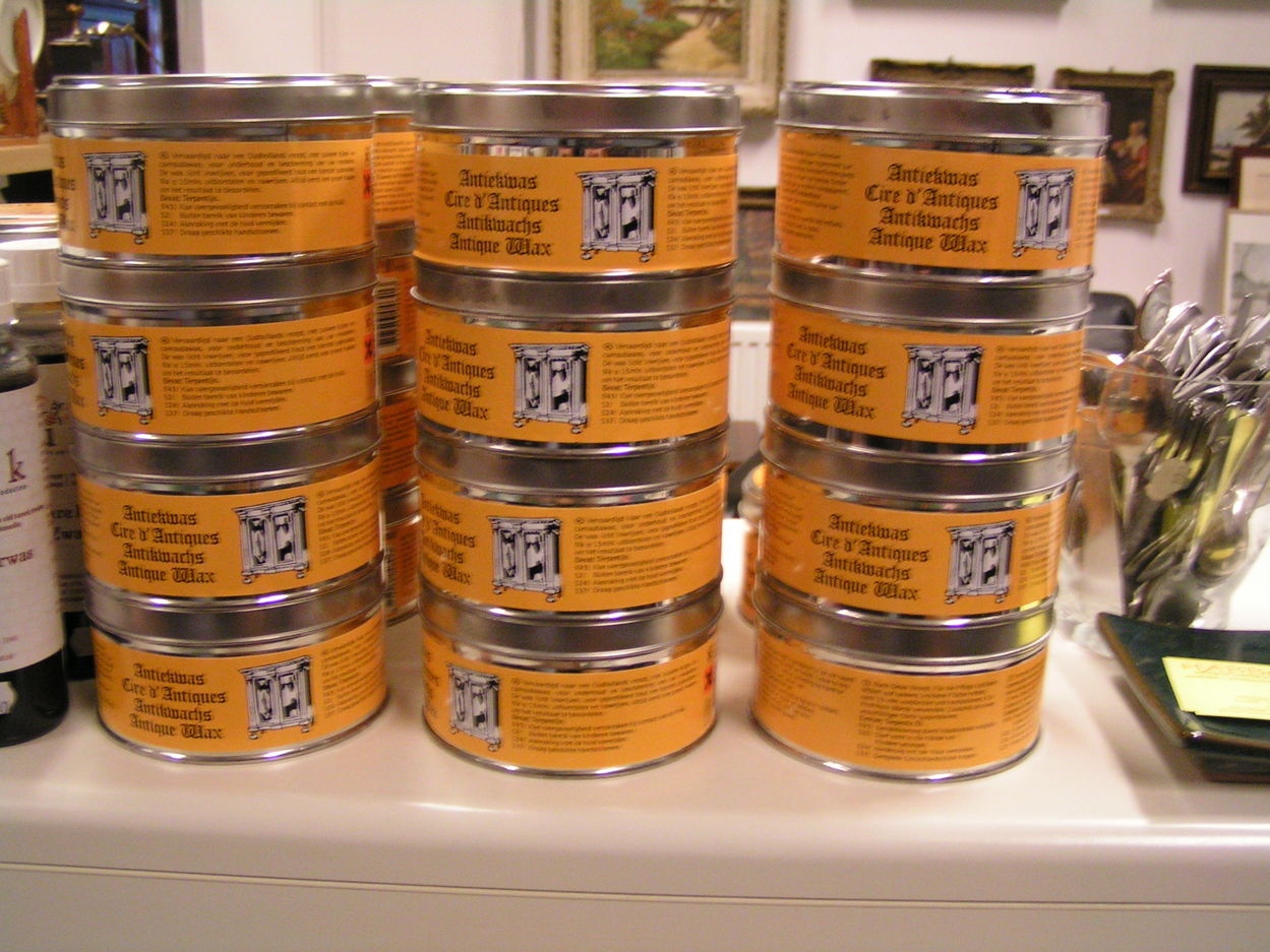 artikelnr. 00293 Onderhoudswas in 3 kleuren: â‚¬9.95,- euro
mahonie
donkerbruin
naturel

	Ook het adres voor al uw onderhoudswas producten volgens Oud-Hollandsch receptDiverse wassoorten: Mahonie, Donkerbruin en Wit Naturel. Eveneens kleurwas mahonie en donker.
Diverse lederwas soortenin 3 kleuren: zwart, bruin en naturel. Tevens onderhoudsproducten voor MDF meubilair.
"Formula Traditionelle", "All produced with an old saved recipe".
Keywords: onderhoudswas kleuren mahonie naturel