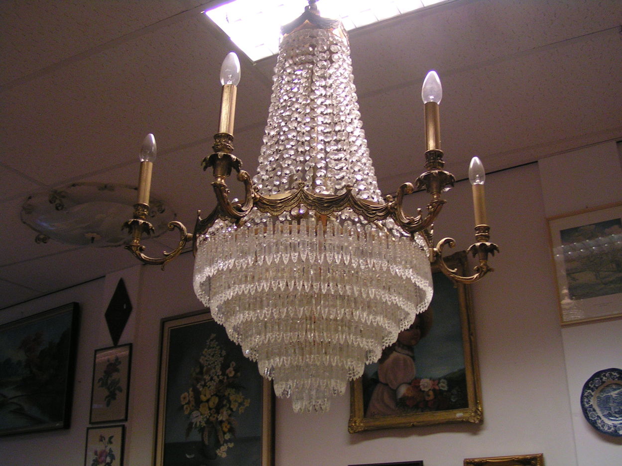 Verkocht artikelnr. 0043 Antieke Zakkroonluchter
van kristal, met 6 lampen

1.10m x 70cm zonder ketting
Keywords: zakkroonluchter; kristal