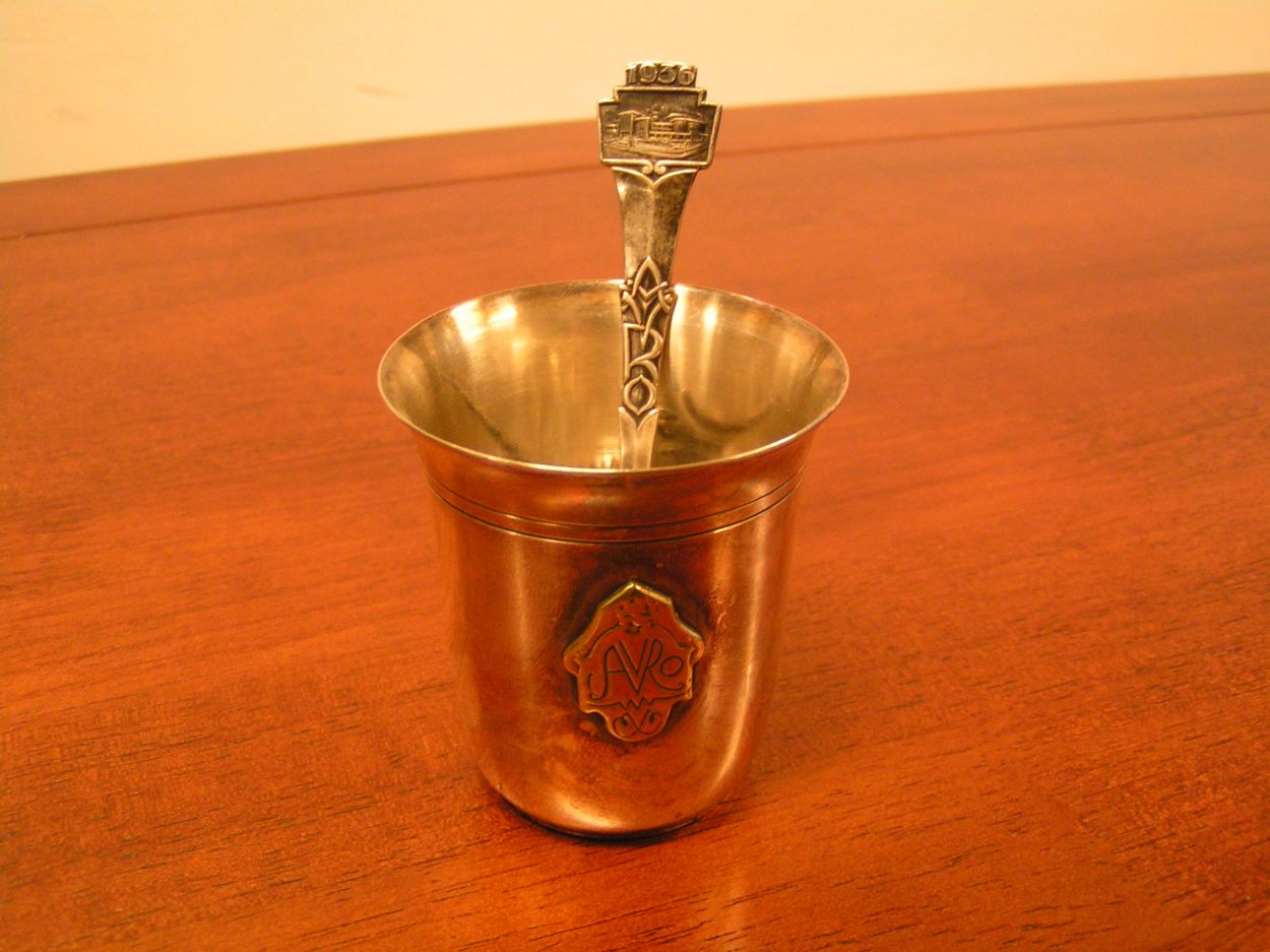 artikelnr. 00769b Verzilverd SOLA Suikerpotje met bijbehorend Theelepeltje AVRO: prijs 24,50 euro
Verzilverd theesetje 'AVRO' uit 1936

suikerpotje is 7 cm hoog, lepeltje 12cm lang (90 microgram SOLA zilver)
Keywords:  Verzilverd Suikerpotje met bijbehorend Theelepeltje AVRO