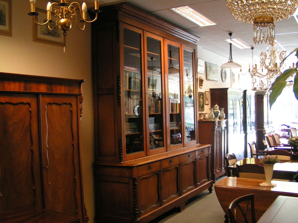 Verkocht artikelnr. 00776e Unieke Antieke Grote bibliotheek,buffetkast, winkelkast en massief Slavonisch Eiken Biedermeier Boekenkast uit het jaar 1840. Prijs Nader Overeen te komen
Antieke Grote bibliotheek,buffetkast, winkelkast en massief Slavonisch Eiken Biedermeier Boekenkast uit het jaar 1840.
Ideaal als grote winkelkast, winkelinterieur kast
Komt oorspronkelijk uit een kerk uit Utrecht.
Afmeting breedte 250 cm,hoogte 290 cm.
onderste gedeelte is 60 cm diep, bovenste gedeelte ongeveer 40 cm diep. Bovenste gedeelte kan van de onderkant af.
Afmeting breedte 253 cm,
Massief Slavonisch eiken, Biedermeier! TOPSTUK - totale hoogte is exact: 2.87m
de voetmaat oftewel de maat van de pootjes is 12 - en een halve cm.
Keywords: Antieke Grote bibliotheek,buffetkast, winkelkast en massief Slavonisch Eiken Biedermeier Boekenkast