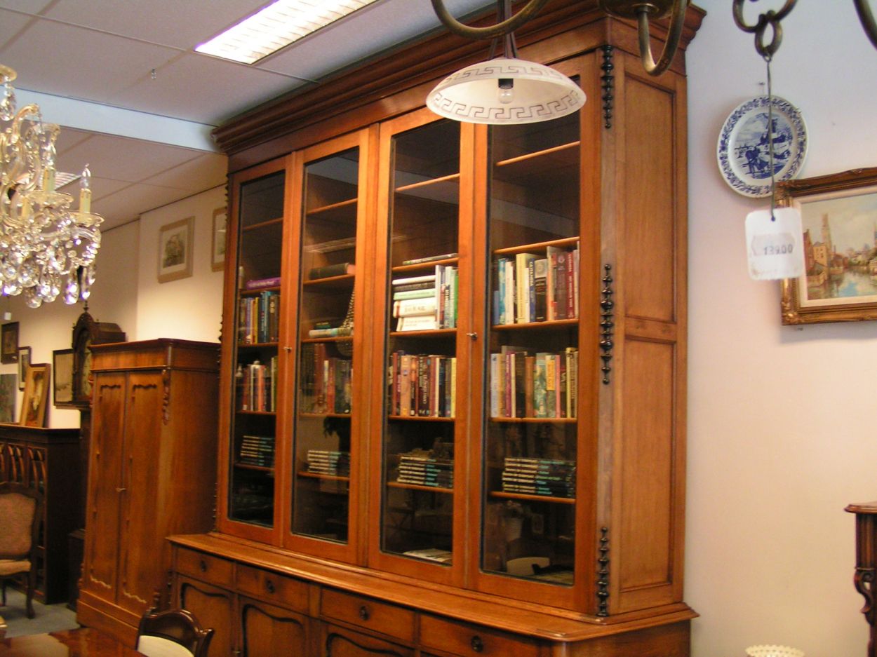 Verkocht artikelnr. 00776h Unieke Antieke Grote bibliotheek,buffetkast, winkelkast en massief Slavonisch Eiken Biedermeier Boekenkast uit het jaar 1840. Prijs Nader Overeen te komen
Antieke Grote bibliotheek,buffetkast, winkelkast en massief Slavonisch Eiken Biedermeier Boekenkast uit het jaar 1840.
Ideaal als grote winkelkast, winkelinterieur kast
Komt oorspronkelijk uit een kerk uit Utrecht.
Afmeting breedte 250 cm,hoogte 290 cm.
onderste gedeelte is 60 cm diep, bovenste gedeelte ongeveer 40 cm diep. Bovenste gedeelte kan van de onderkant af.
Afmeting breedte 253 cm,
Massief Slavonisch eiken, Biedermeier! TOPSTUK - totale hoogte is exact: 2.87m
de voetmaat oftewel de maat van de pootjes is 12 - en een halve cm.
Keywords: Grote bibliotheek,buffetkast, winkelkast en massief Slavonisch Eiken Biedermeier Boekenkast uit het jaar 1840